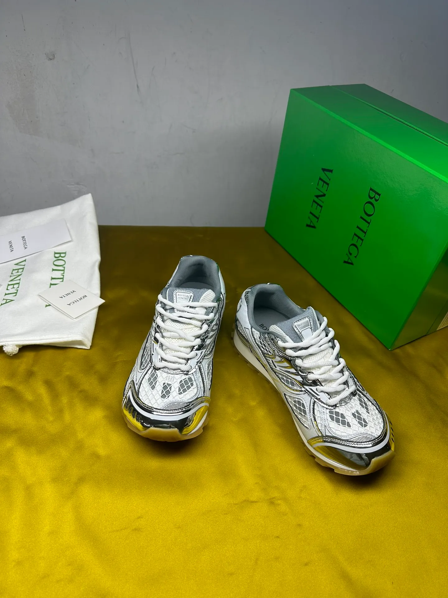 👟👟Ex-factory price 600👟👟 Men's size +10 Real photos 🔥🔥BV Orbit sneakers Wang Yibo's same style couple's dad shoes Runner sneakers, made of lightweight technical mesh fabric. Matched with geometric pattern designed rubber outsole, Wang Zha series high version. Look for the package technology. It is actually a lot taller, but the legs are still slim. Very nice, playable and durable. Matched to the standard💯 Package shoe technology. Look for the high version. The outsole is made of color-blocked TPU outsole. Women's model 35 36 37 38 39 40 41 42 (40 41 42 43 44 45 customized) (Customer logo can be accepted without refund or exchange at a favorable price) Equipped with original packaging